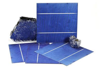 Cheaper polycrystalline photovoltaic cells are made from a material composed of small silicon crystals. (Source: © Björn Wylezich / stock.adobe.com) Cheaper polycrystalline photovoltaic cells are made from a material composed of small silicon crystals. (Source: © Björn Wylezich / stock.adobe.com)