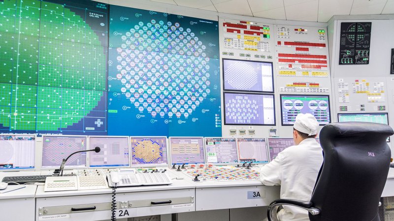 The safe operation of a nuclear power plant depends on both highly trained operators and reliable control systems. While early control rooms relied on extensive analogue instrumentation, modern plants use digital instrumentation and control systems that integrate monitoring, control and diagnostic functions. (Source: © dedmorozlab / stock.adobe.com)