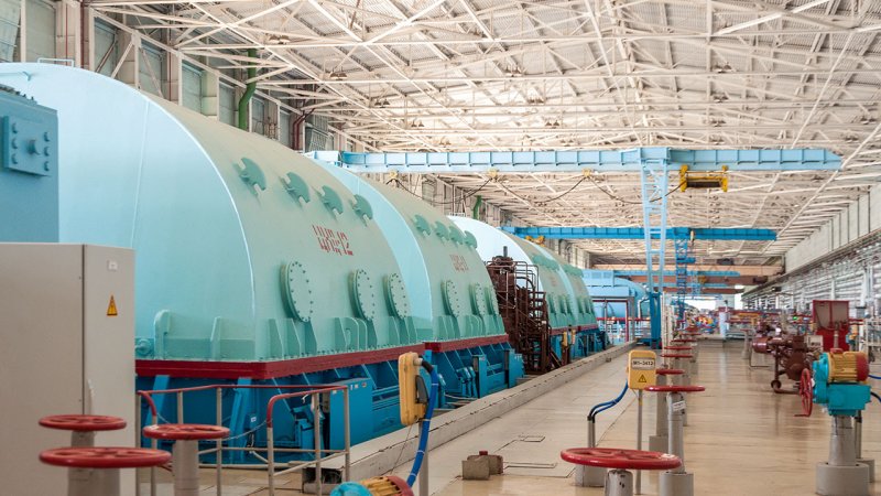Steam turbines convert the thermal energy of steam into mechanical energy. Due to the large volume of low-pressure steam, nuclear power plants often employ several low-pressure turbine sections. (Source: © nordroden / stock.adobe.com)