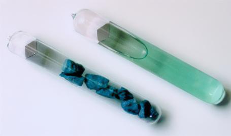 Popisek obrázku Solid and liquid phases of FLiBe salt, a lithium-beryllium fluoride mixture used as coolant or fuel salt in molten salt reactor designs. (Source: Wikipedia.org)