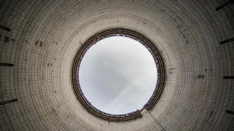 The reinforced concrete shell of a natural-draught cooling tower is constructed using a continuous slipforming process, ensuring high structural integrity and dimensional accuracy. (Source: © Fotokon / stock.adobe.com)