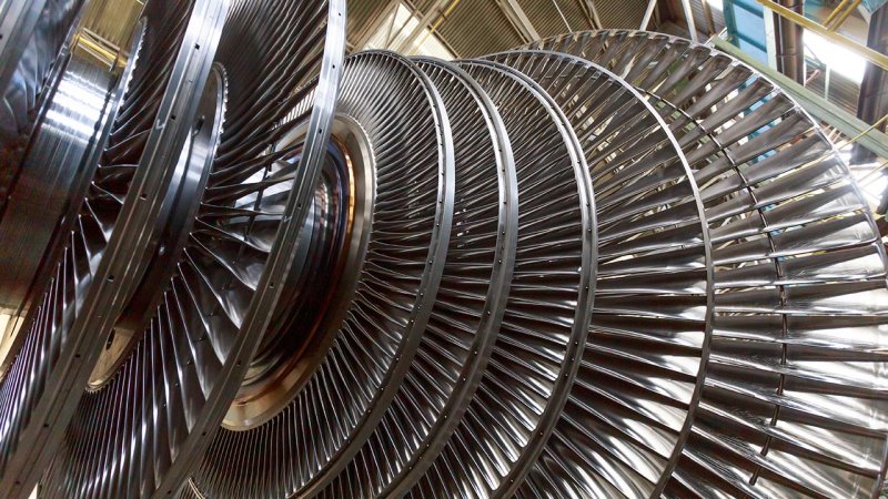 As steam expands through the turbine, its volume increases substantially. To efficiently extract the remaining energy, nuclear power plants use multiple low-pressure turbine sections with very long final-stage blades. (Source: © Елена Бионышева-Абра / stock.adobe.com)