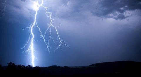 Does lightning always have to strike the ground?