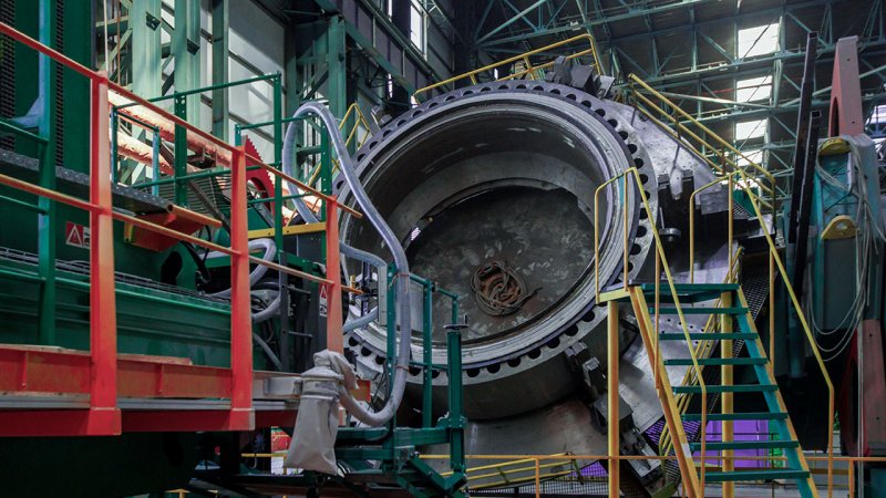 Manufacturing of a reactor pressure vessel involves extensive machining, welding, inspection, and quality control. The vessel must withstand high temperatures, pressures, and radiation throughout decades of operation. (Source: © Елена Бионышева-Абра / stock.adobe.com)