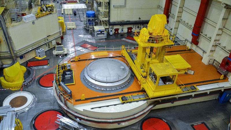The reactor hall of a twin-unit VVER-440 nuclear power plant provides access to the reactor vessels during refuelling and maintenance. Beneath the large silver circular cover on the raised platform is the reactor shaft containing the reactor pressure vessel. (Source: © josefkubes / stock.adobe.com)