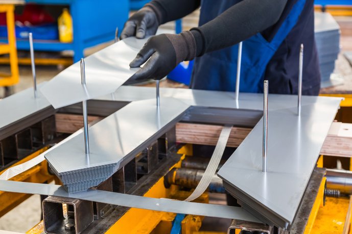 The process of manufacturing a laminated transformer core. (Source: © teptong / stock.adobe.com)