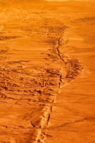 San Andreas fault line in California. (Source: © oliver de la haye / stock.adobe.com)