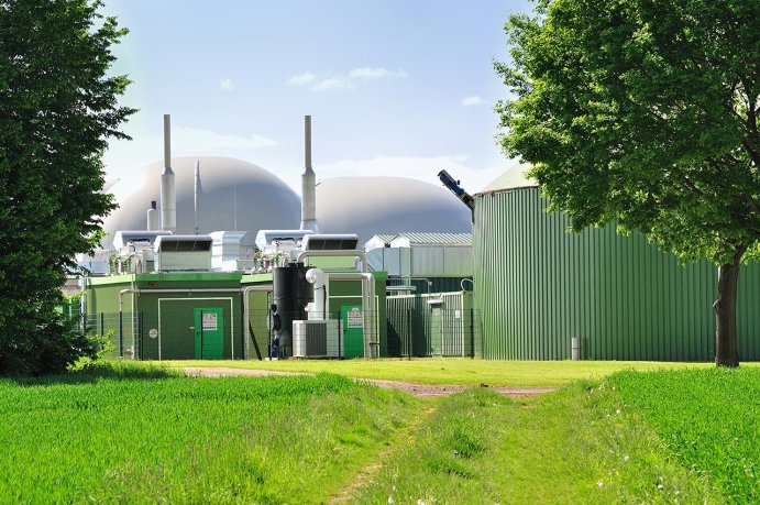 Biofuel plant that produces biofuel by anaerobic fermentation. (Source: © loraks / stock.adobe.com)