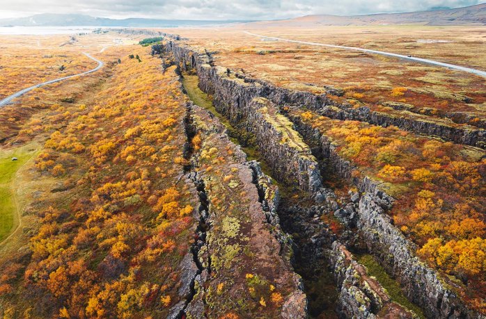 The region where two lithospheric plates meet (Thingvellir, Iceland). (Source: © VisualProduction / stock.adobe.com)
