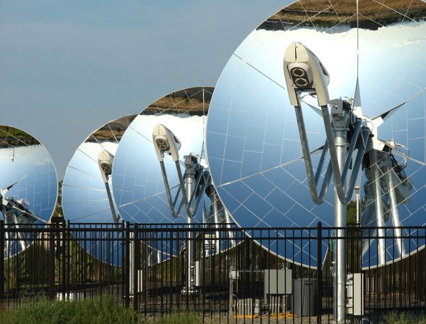 Parabolic dish solar collectors. (Source: © jdoms / stock.adobe.com)